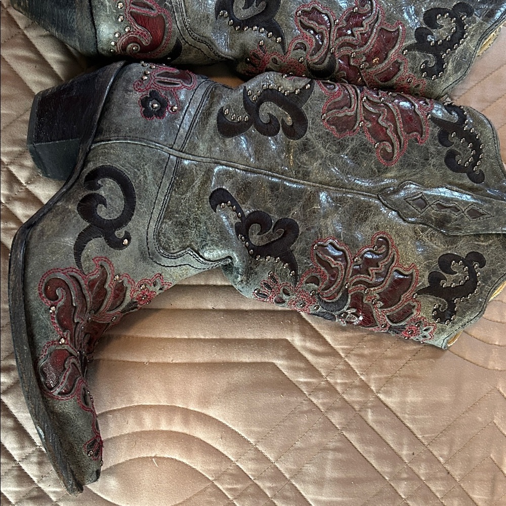 Embroidered Heeled Boots - Brown and Red